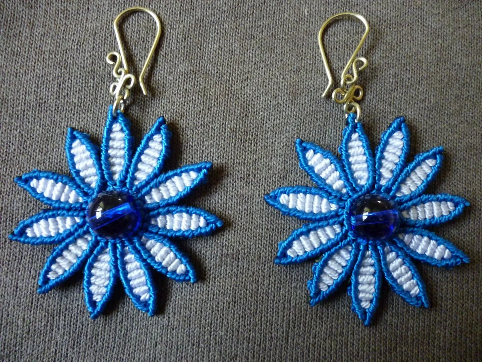 irie-artesanías y más: Aretes flor azul-
