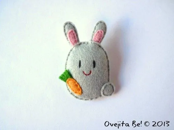 Items similar to Broche conejo de fieltro gris, "Saltitos" on Etsy