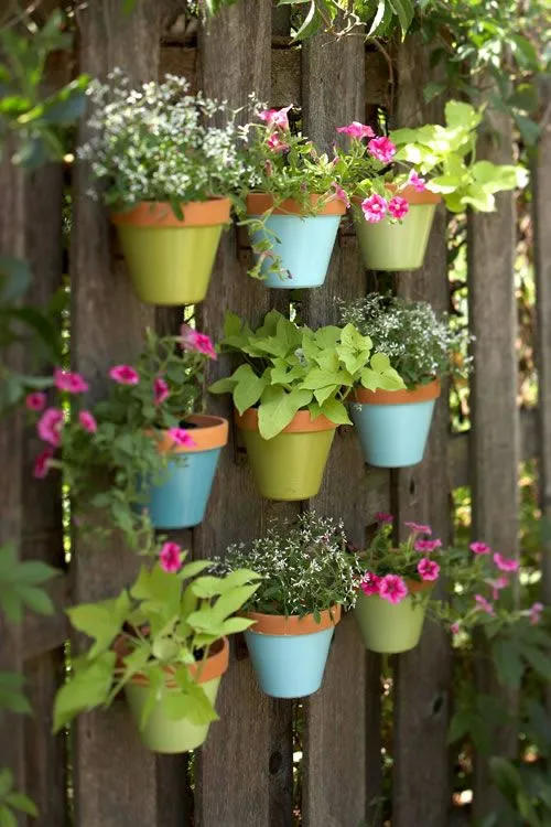 Un jardín vertical con macetas - Guía de MANUALIDADES Un jardín vertical con macetas - Guía de MANUALIDADES