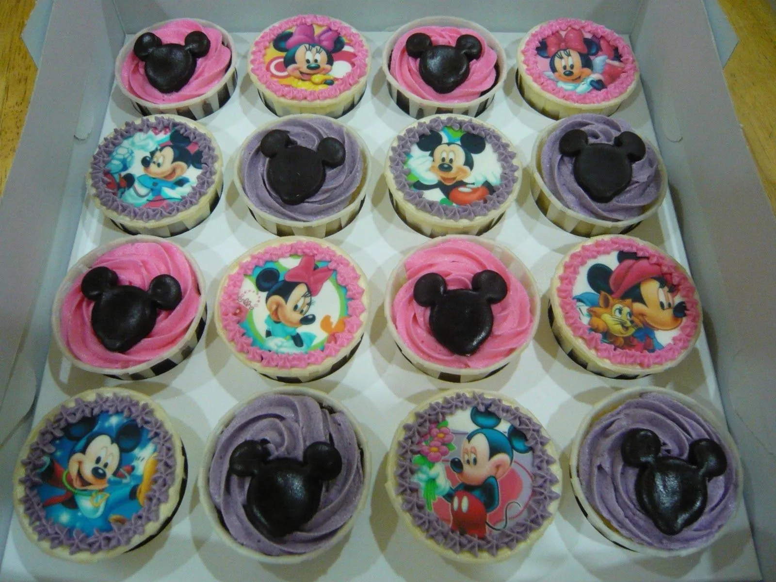Jenn Cupcakes &amp; Muffins: Mickey Cupcakes treat