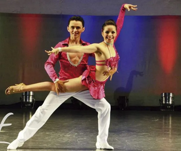 Cronologia de la salsa colombiana : Trajes para bailar salsa Cronologia de la salsa colombiana : Trajes para bailar salsa