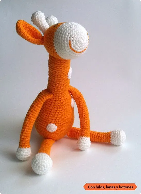 Jirafa amigurumi naranja | Con hilos, lanas y botones Jirafa amigurumi naranja | Con hilos, lanas y botones
