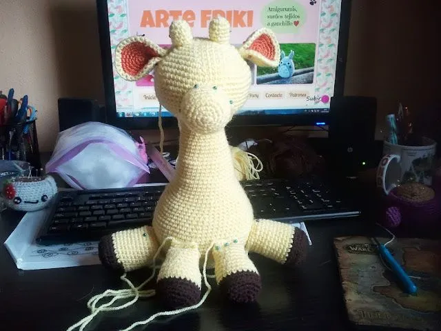 Jirafa amigurumi en proceso