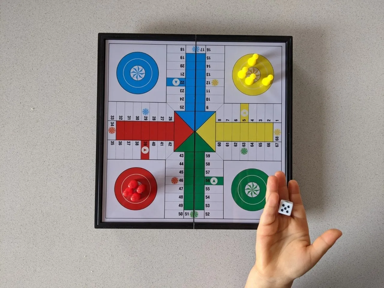 Jogo de tabuleiro Ludo: o que é, regras e benefícios para a mente infantil