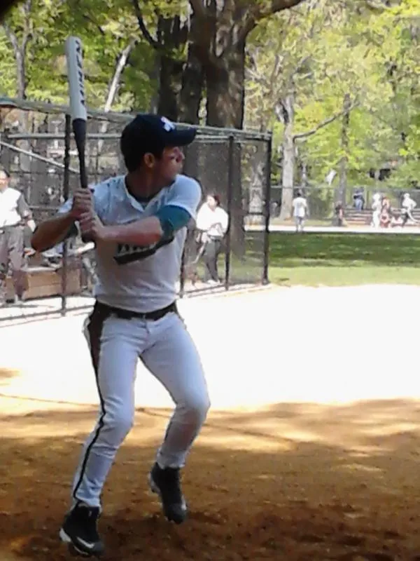 JonasBNoticias: Nick Jonas jugando béisbol en el Central Park de ...