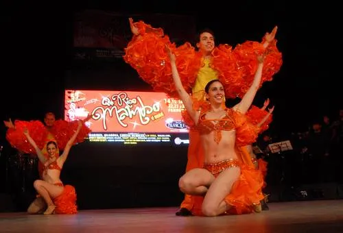 La Jornada: Color, baile y vestuarios mínimos salvan el show Qué ... La Jornada: Color, baile y vestuarios mínimos salvan el show Qué ...