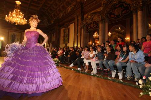 La Jornada: Comerciantes hacen realidad los sueños de 204 quinceañeras