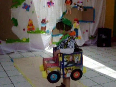 JOSE MANUEL ALVAREZ DESFILANDO CON SU DISFRAZ RECICLABLE - YouTube