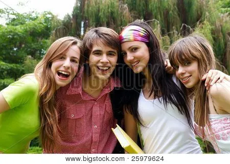 Jóvenes felices retrato en Parque Fotos stock e Imágenes stock ... Jóvenes felices retrato en Parque Fotos stock e Imágenes stock ...