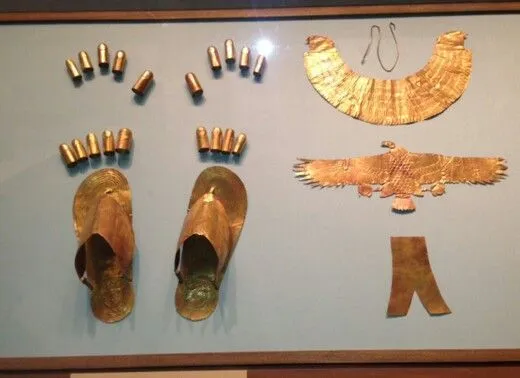 Las joyas podían estar adornadas con grandes bordados de animales ... Las joyas podían estar adornadas con grandes bordados de animales ...