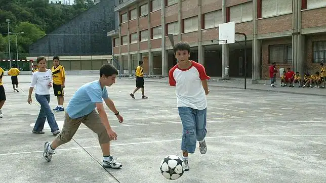 A qué juegan los niños y las niñas en el recreo? - ABC.es