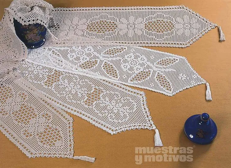 Juego de cuatro caminos de mesa tejidos a ganchillo con forma ... Juego de cuatro caminos de mesa tejidos a ganchillo con forma ...