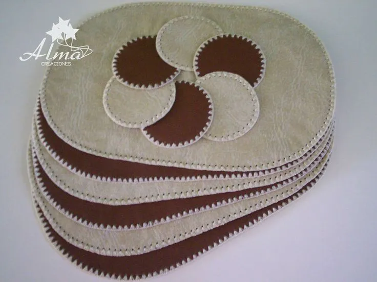 Juego de Individuales de mesa y sus posavasos. En ecocuero de 2 ... Juego de Individuales de mesa y sus posavasos. En ecocuero de 2 ...
