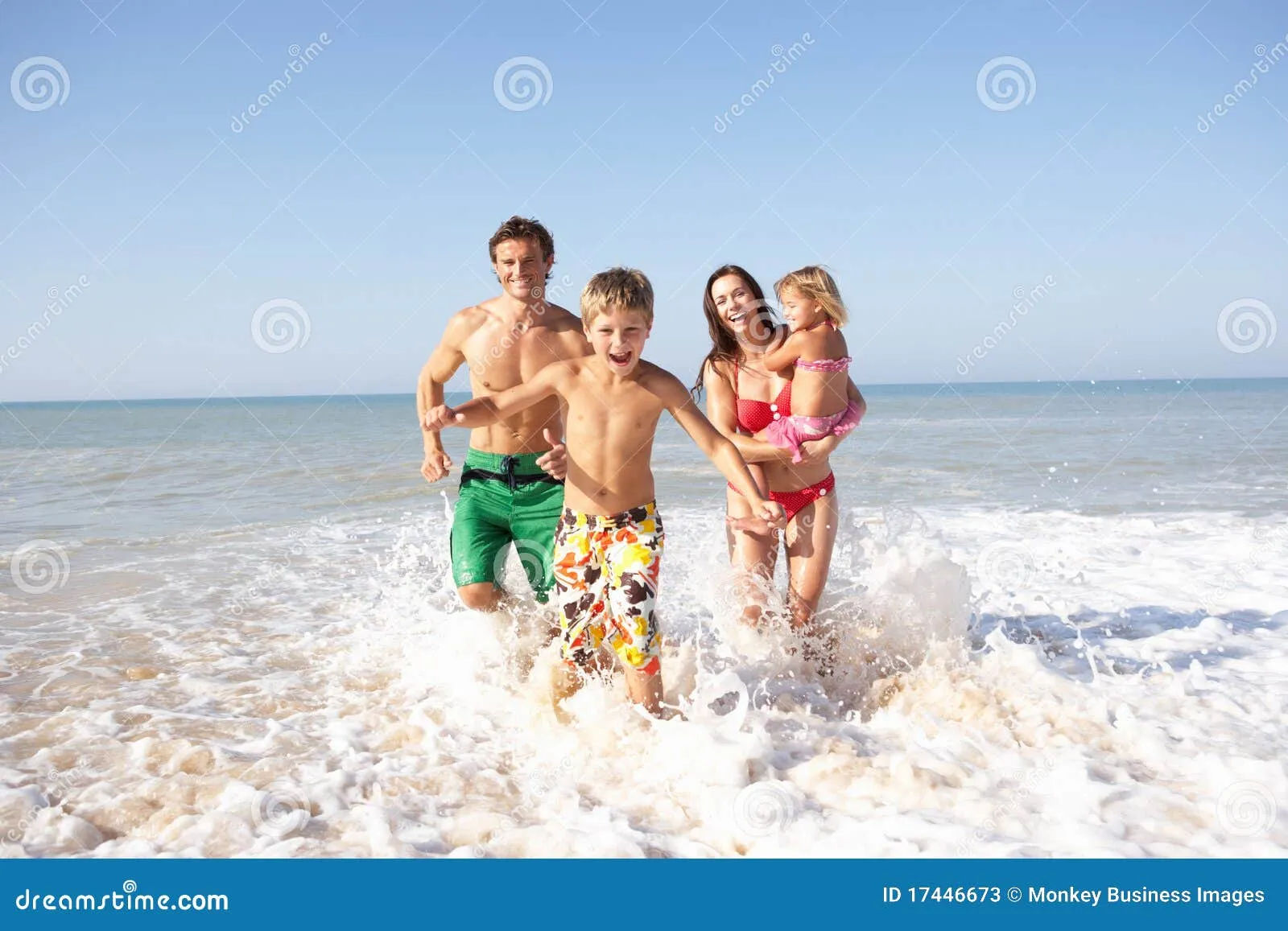Juego Joven De La Familia En La Playa Fotos de archivo - Imagen ... Juego Joven De La Familia En La Playa Fotos de archivo - Imagen ...