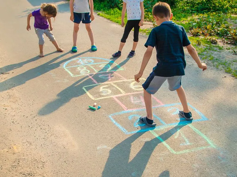 Juego de la Rayuela. Cómo jugar con los niños Juego de la Rayuela. Cómo jugar con los niños