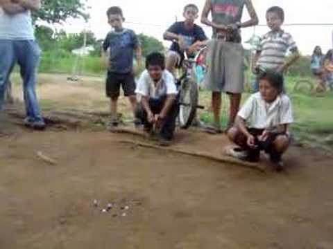 jugando a las canicas - YouTube