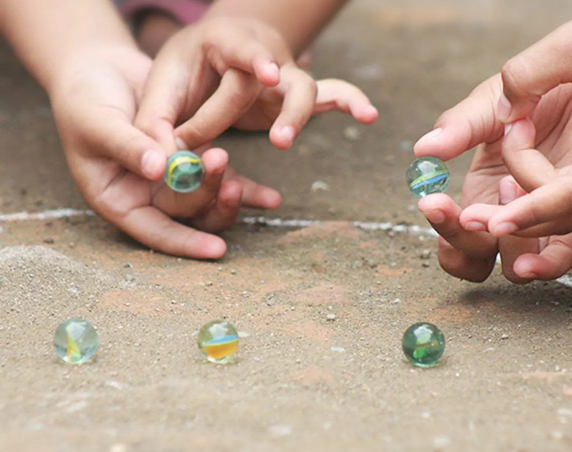 Jugar a las canicas no es cosa de niños - Adealicia Jugar a las canicas no es cosa de niños - Adealicia
