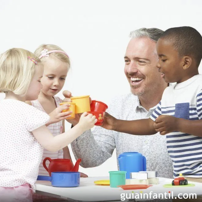 Jugar a las cocinitas con papá - Juegos entre el papá y sus hijos Jugar a las cocinitas con papá - Juegos entre el papá y sus hijos
