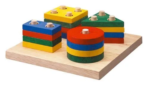 Juguetes de madera en formas geometricas y de colores primarios Juguetes de madera en formas geometricas y de colores primarios