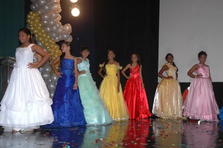 Coronan Ganadoras de Reina Infantil Baní 2011