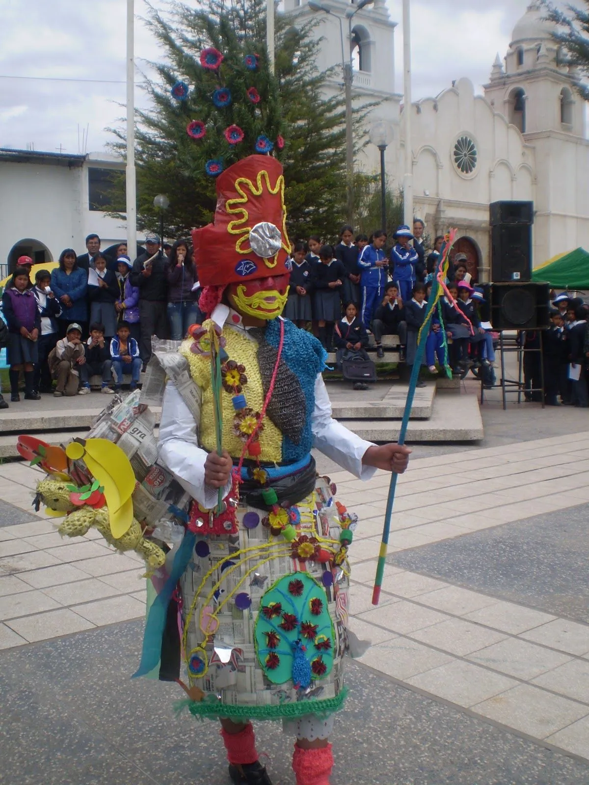 JUNÍN REGIÓN VERDE: Con trajes típicos de material reciclado ... JUNÍN REGIÓN VERDE: Con trajes típicos de material reciclado ...