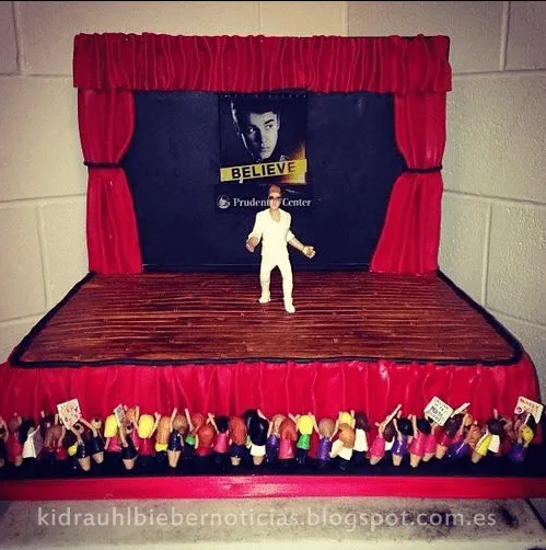 Justin Bieber Noticias: Le regalan un pastel a Justin Justin Bieber Noticias: Le regalan un pastel a Justin