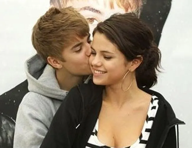 Justin Bieber y Selena Gómez: besos románticos en Brasil