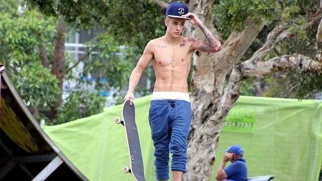 Justin Bieber se tatúa en pleno vuelo Justin Bieber se tatúa en pleno vuelo