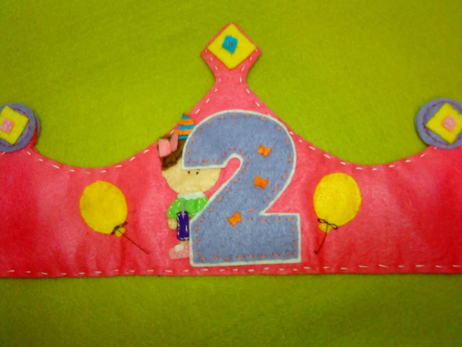 Karmenchugift: Coronas de cumpleaños y medallas a juego Karmenchugift: Coronas de cumpleaños y medallas a juego