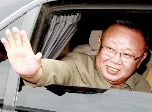 Kim Jong II saludando a la gente desde su coche | Globbos
