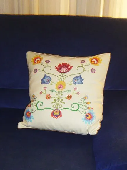 Cojín bordado flores | Klartkraft