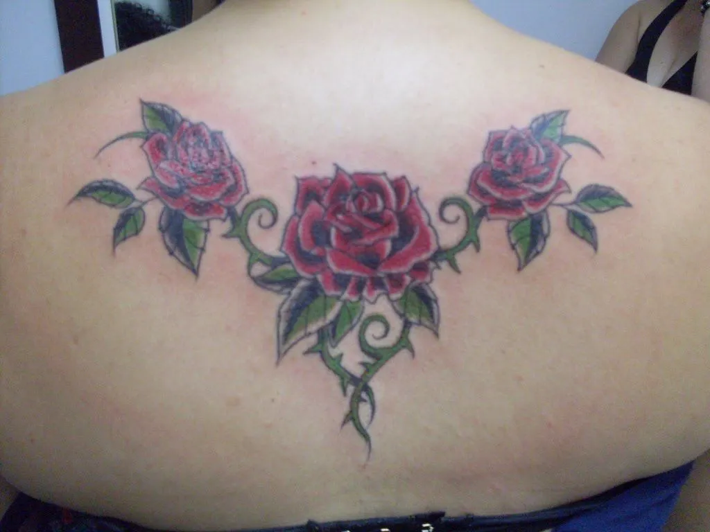Knight Tattoo: TATTOO ROSAS COSTAS