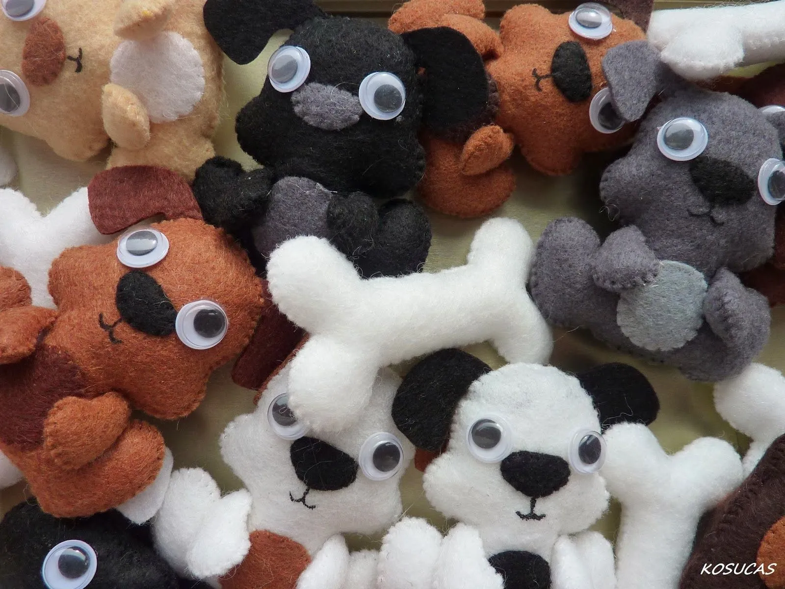 Kosucas : Móvil de fieltro con perros.