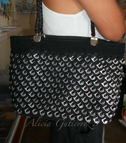 Mis labores en Crochet: Bolsa de fichas/lacres en color negro.