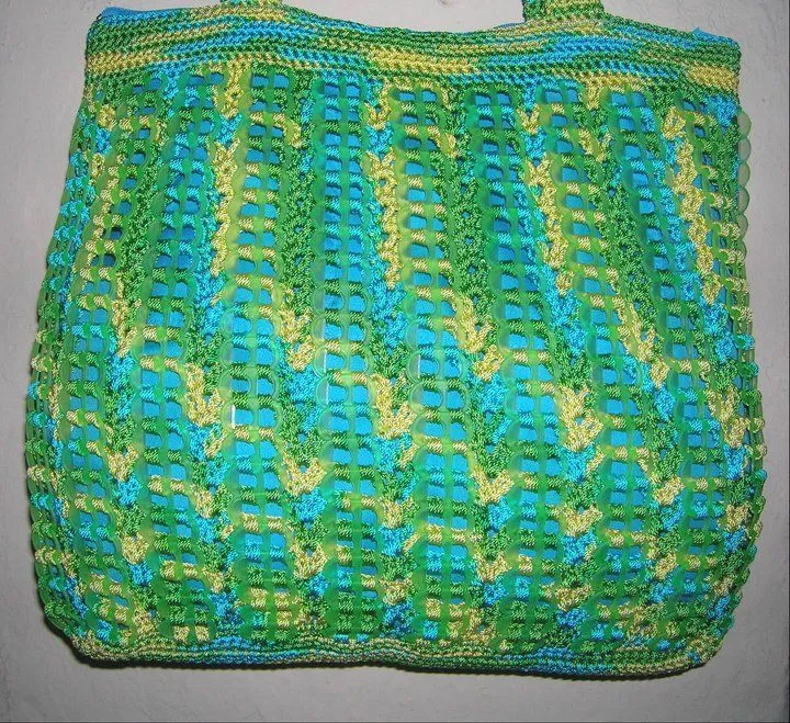 Mis labores en Crochet: Bolsa verde con fichas plasticas Mis labores en Crochet: Bolsa verde con fichas plasticas