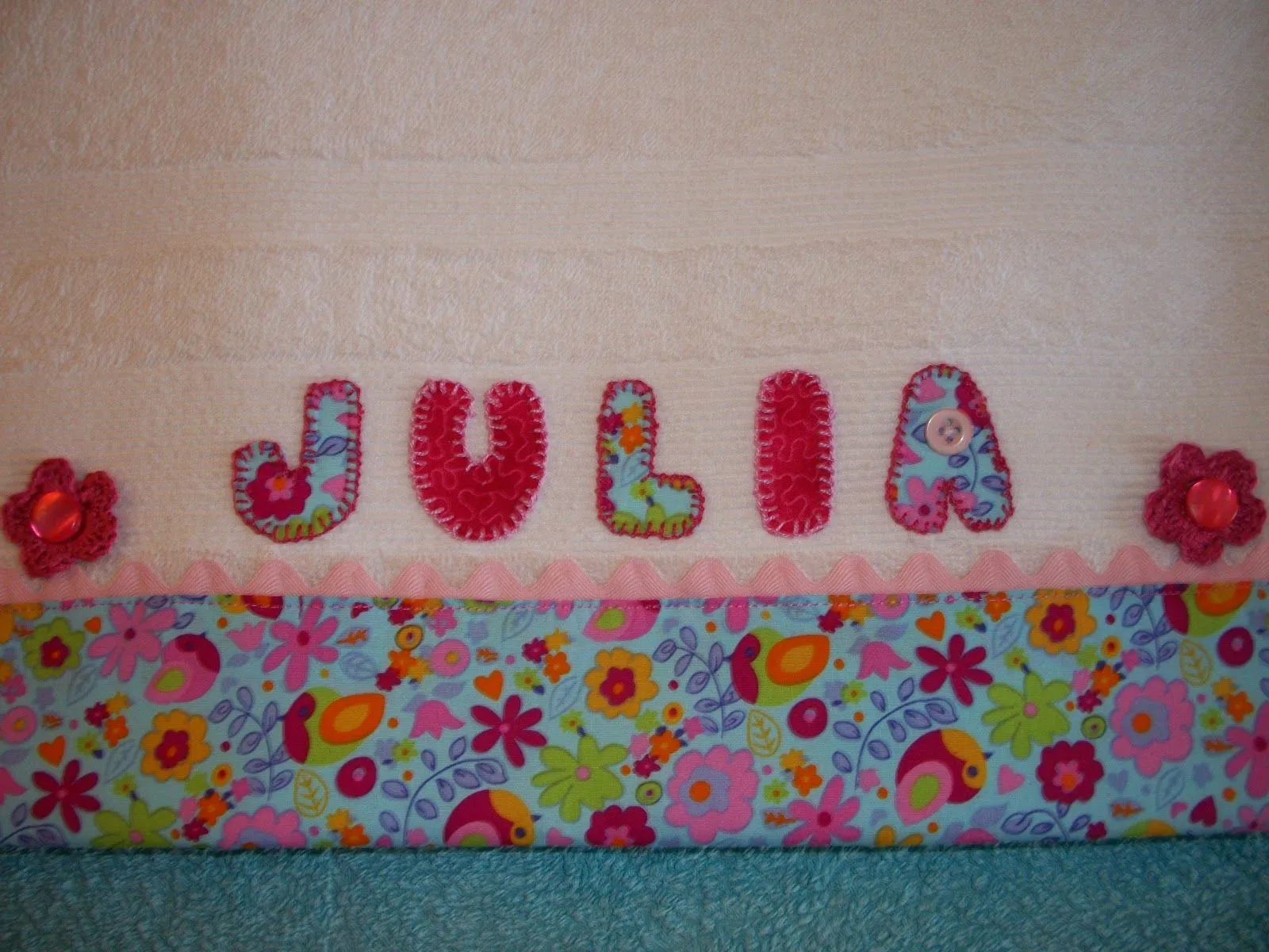 Labores ``El sueño de Maruja´´ : Toalla con aplicaciones de patchwork Labores ``El sueño de Maruja´´ : Toalla con aplicaciones de patchwork