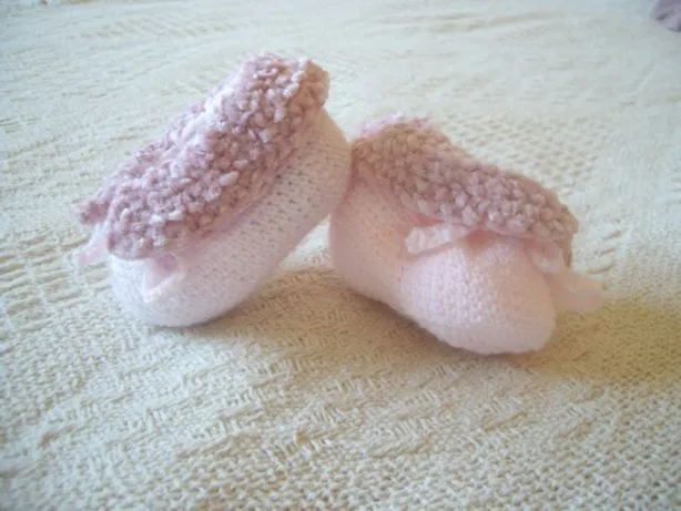 Mis labores y otras "Kukadas": Patucos de lana en diferentes colores