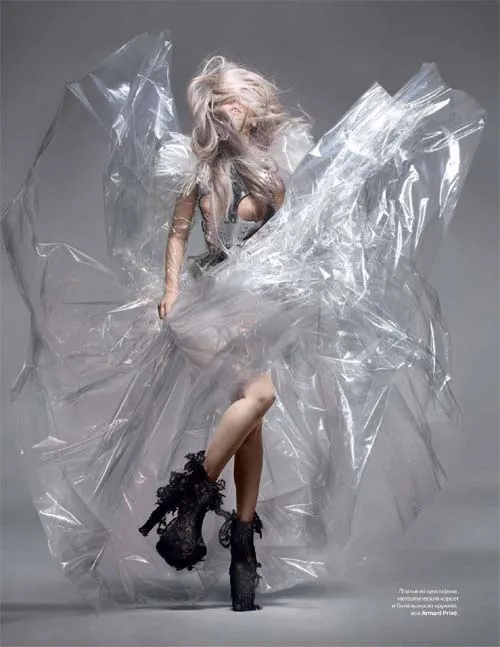 Lady Gaga con vestido de plástico | Globbos
