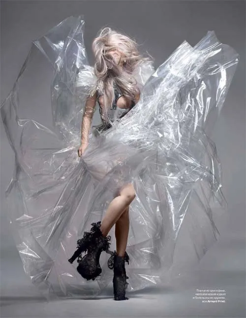 Lady Gaga con vestido de plástico | Globbos Lady Gaga con vestido de plástico | Globbos