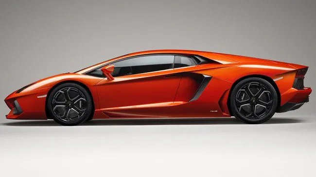 El Lamborghini LP700-4 Aventador se da un paseo por el desierto