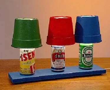 Lámpara portatil reciclada con latas de cerveza y macetas de ... Lámpara portatil reciclada con latas de cerveza y macetas de ...