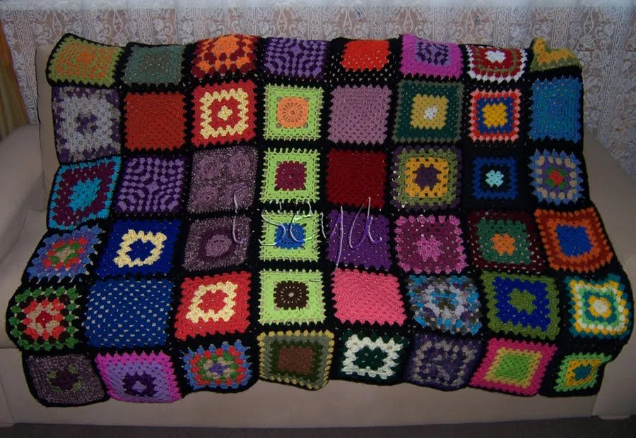 Lanaterapia: Manta de la amistad granny square terminada Lanaterapia: Manta de la amistad granny square terminada
