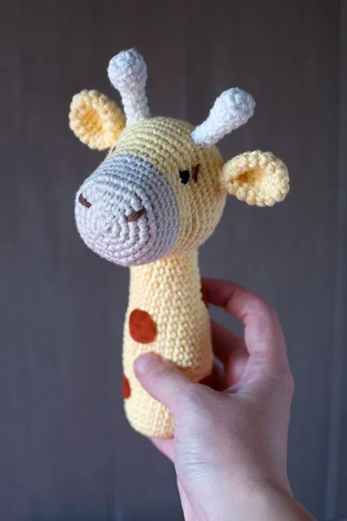 Lanukas: Jirafa sonajero amigurumi