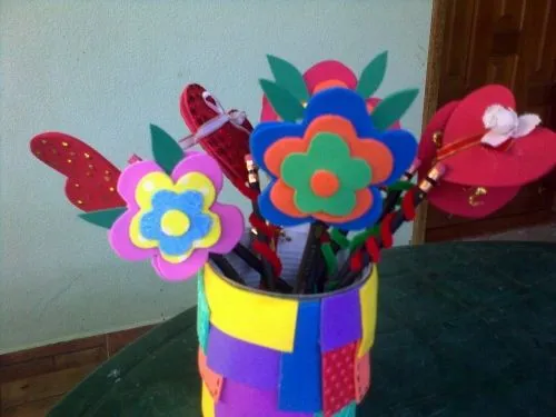 Imagen Son lapices de grafito decorados con flores y corazones de ... Imagen Son lapices de grafito decorados con flores y corazones de ...