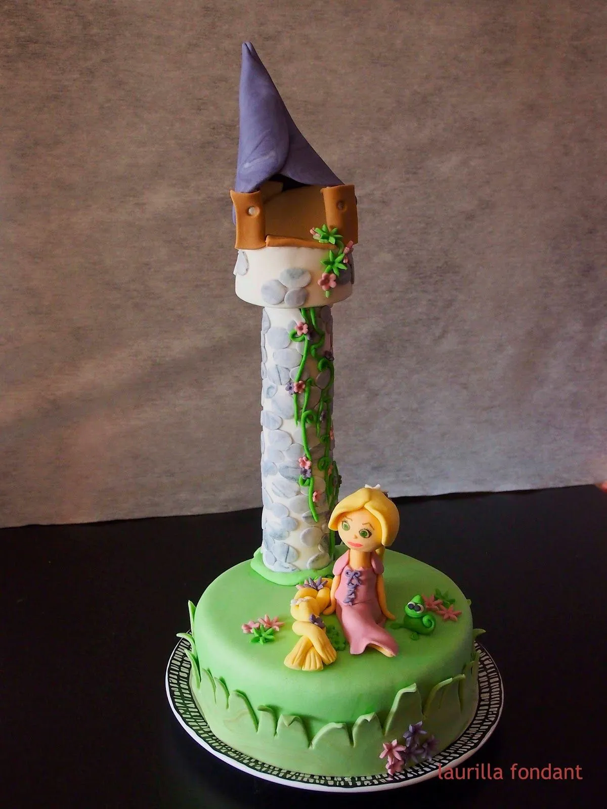 laurilla fondant: TARTA RAPUNZEL. Y YO CON ESTOS PELOS! laurilla fondant: TARTA RAPUNZEL. Y YO CON ESTOS PELOS!