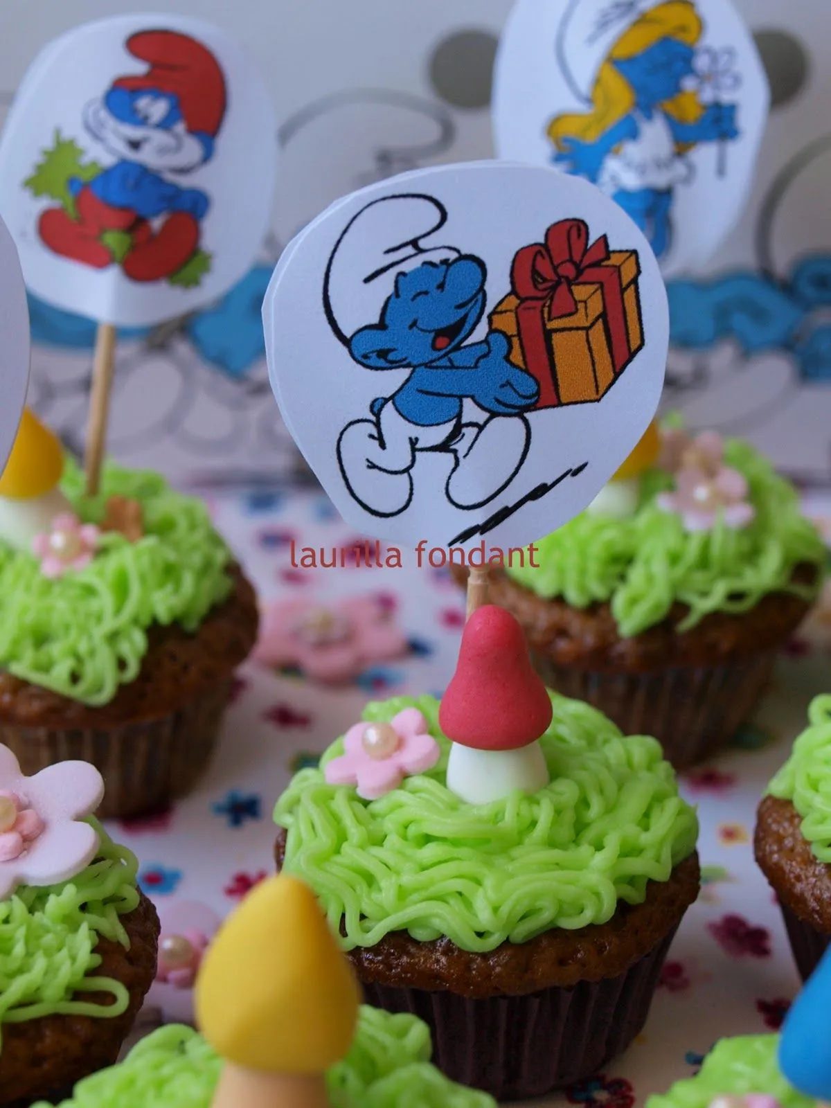 laurilla fondant: TARTA DE LOS PITUFOS PARA UNA PITUFA