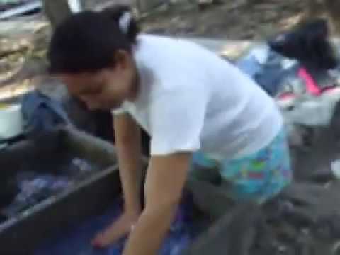 Como se lava la Ropa a mano - YouTube