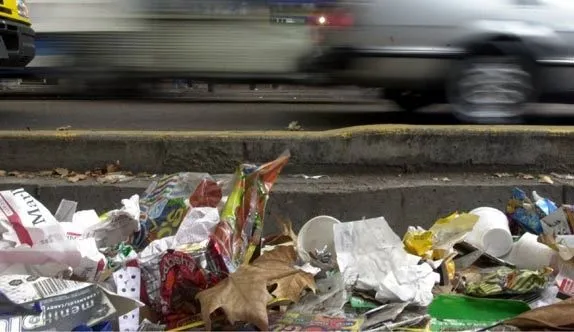 LAVOZ.com.ar | Un millón de papeles de caramelo al piso