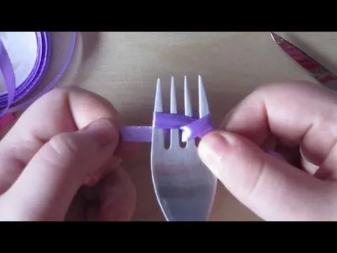 Como hacer un lazo con la ayuda de un tenedor. - YouTube