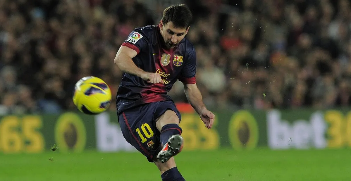 Leo Messi humilla a Cristiano Ronaldo en los lanzamientos de falta Leo Messi humilla a Cristiano Ronaldo en los lanzamientos de falta